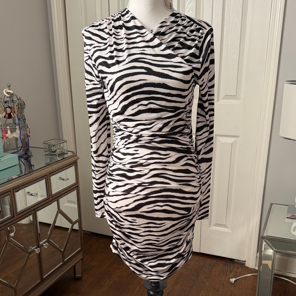 H&M by Divided Zebra Print Long Sleeve Ruched Mini Dress - Black & Wht Sz Med ❤️